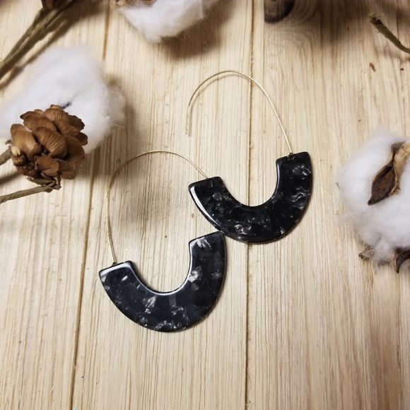 Beautiful crushed Black shell hook earrings - Picture 5 of 6